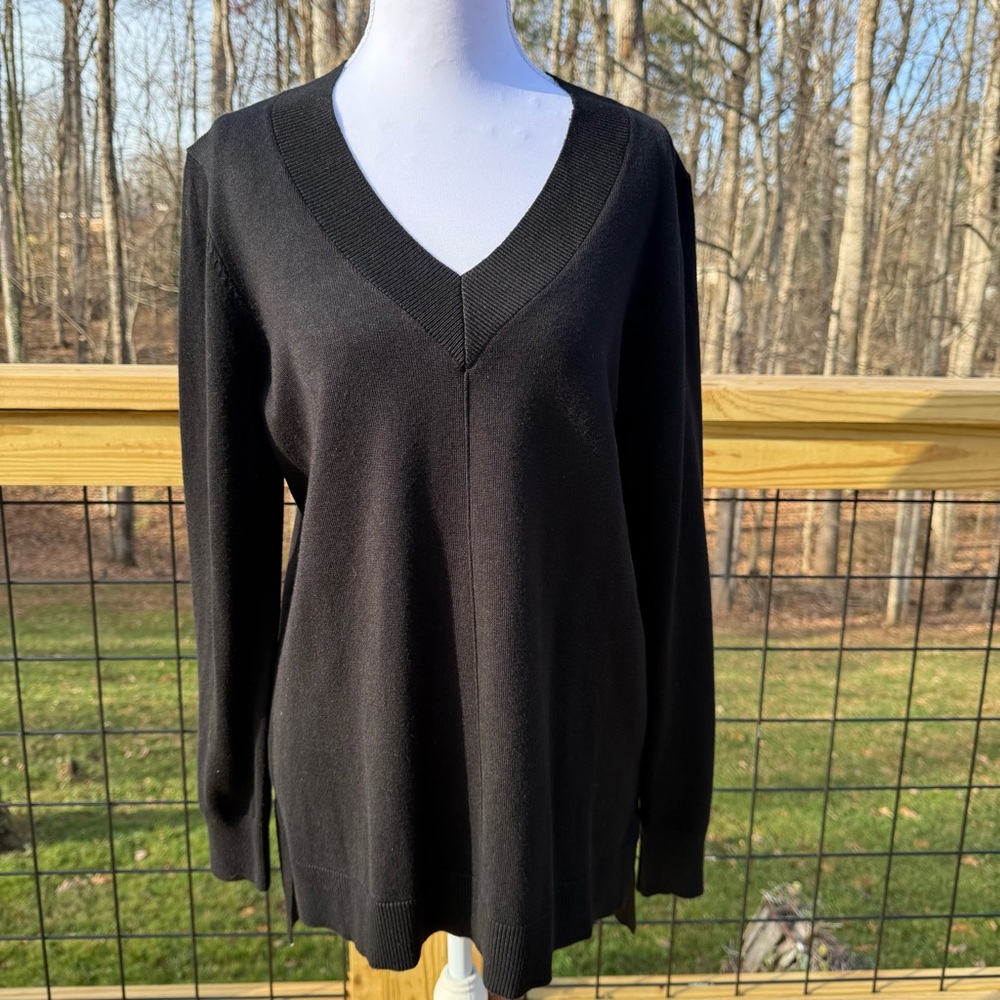 Women's Cable & Gauge Black V-Neck Sweater - Picture 2 of 4
